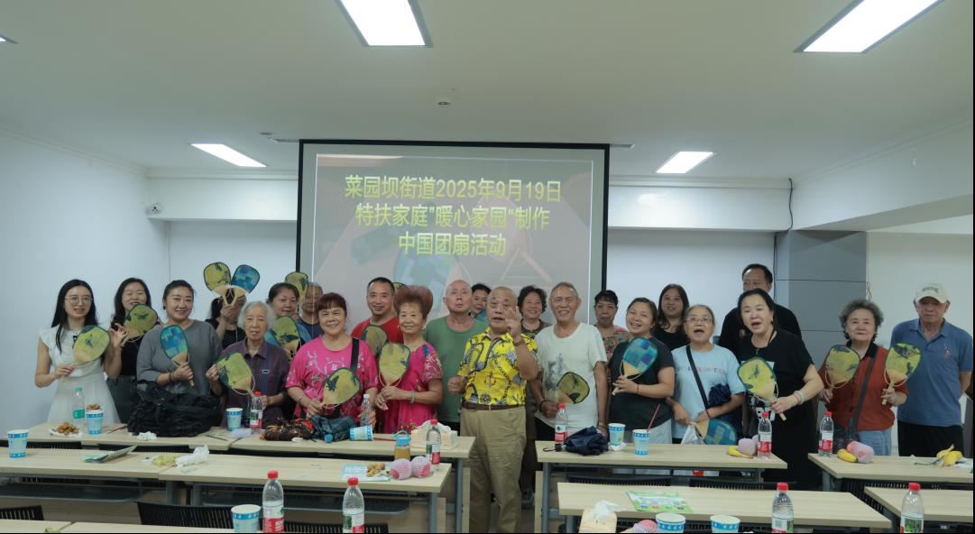 巧手做团扇情系老年人