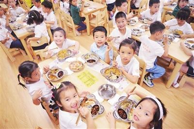 全程溯源+24小时监控 渝中以“智慧监管”守护每一口“校园餐”