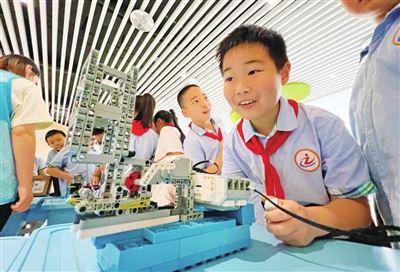 多点发力办好思政课 提升培根铸魂育人实效渝中积极探索打造思政教育“立体课堂”