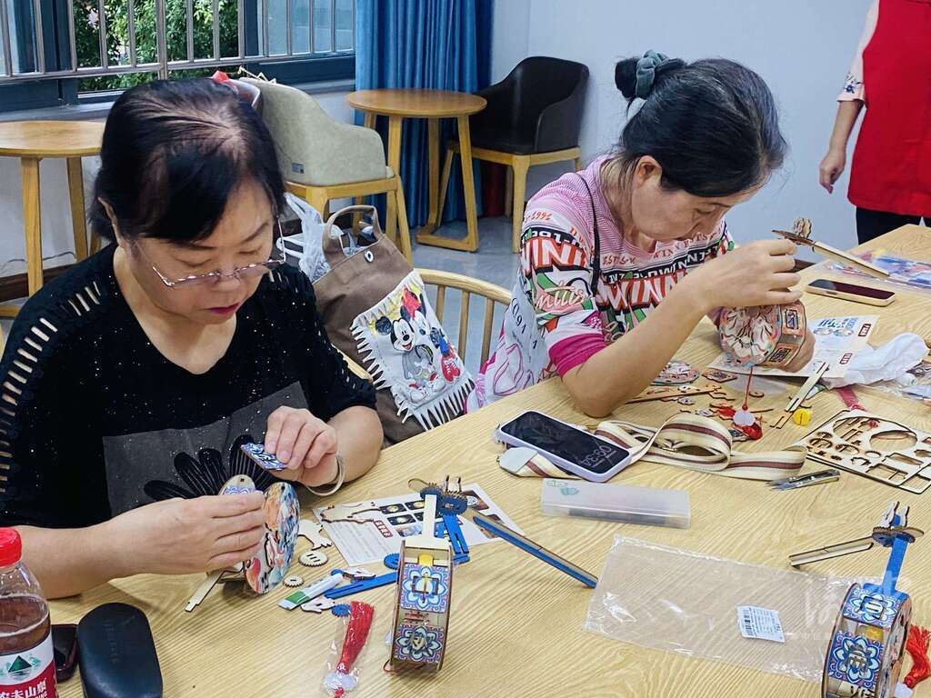 两路口街道：花灯映团圆侨台属共话中秋情