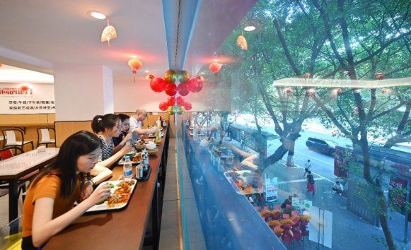 渝中马家堡社区食堂焕新开业黄金铺位里吃出满满幸福感