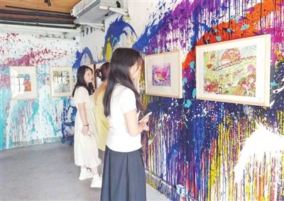 第十二届重庆市青少年书画影大赛优秀作品展在小黄楼街区开展