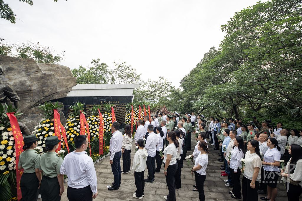 传承英烈精神凝聚奋进力量渝中区社会各界向英雄烈士敬献花篮黄茂军谢东张焕伦王南出席