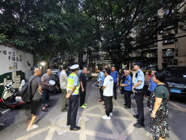 联合夜查消防安全整改隐患守护平安