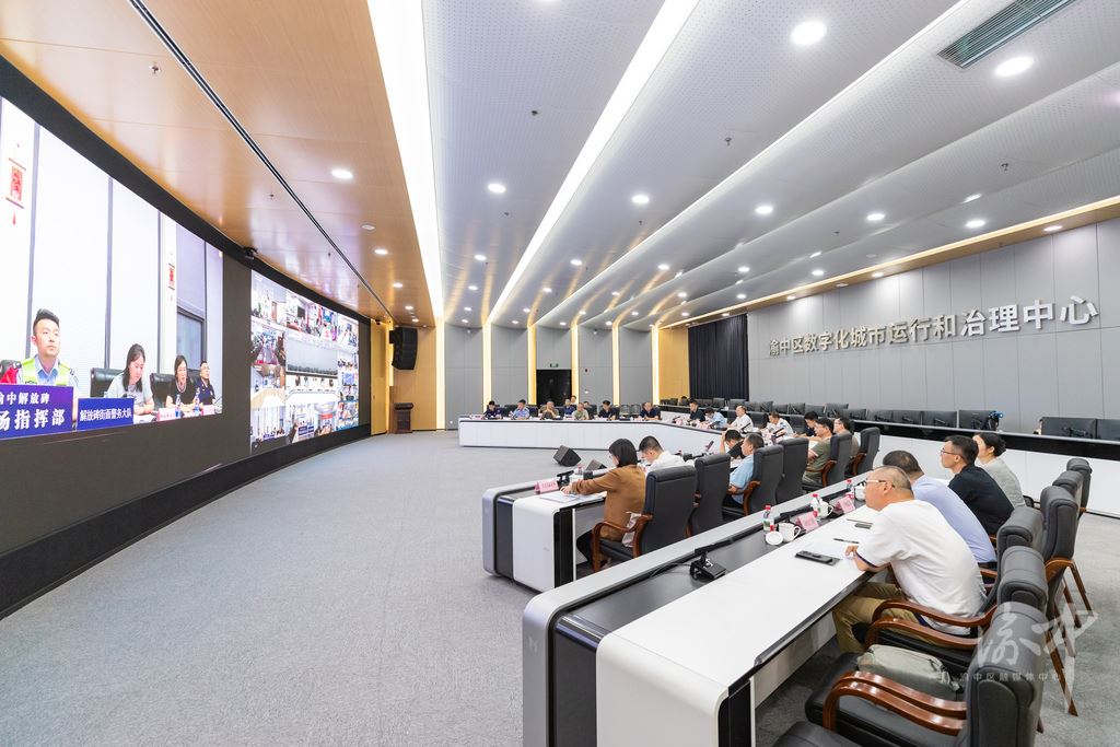 渝中区委书记黄茂军检查调度国庆中秋假期安全生产节日消费等工作并看望一线工作人员全力保障城市安全有序运行确保市民游客平安欢乐过节