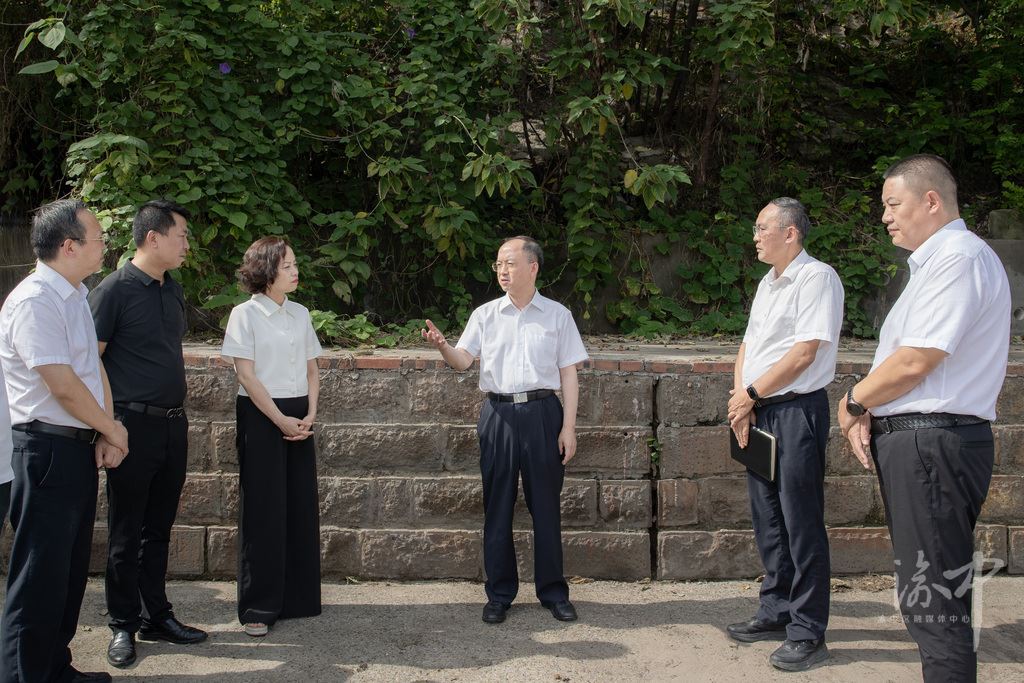 渝中区委书记、区总河长黄茂军在开展巡河并调研生态环境保护、检查防汛工作时强调：筑牢生态屏障守好防汛安全以高水平保护支撑高质量发展
