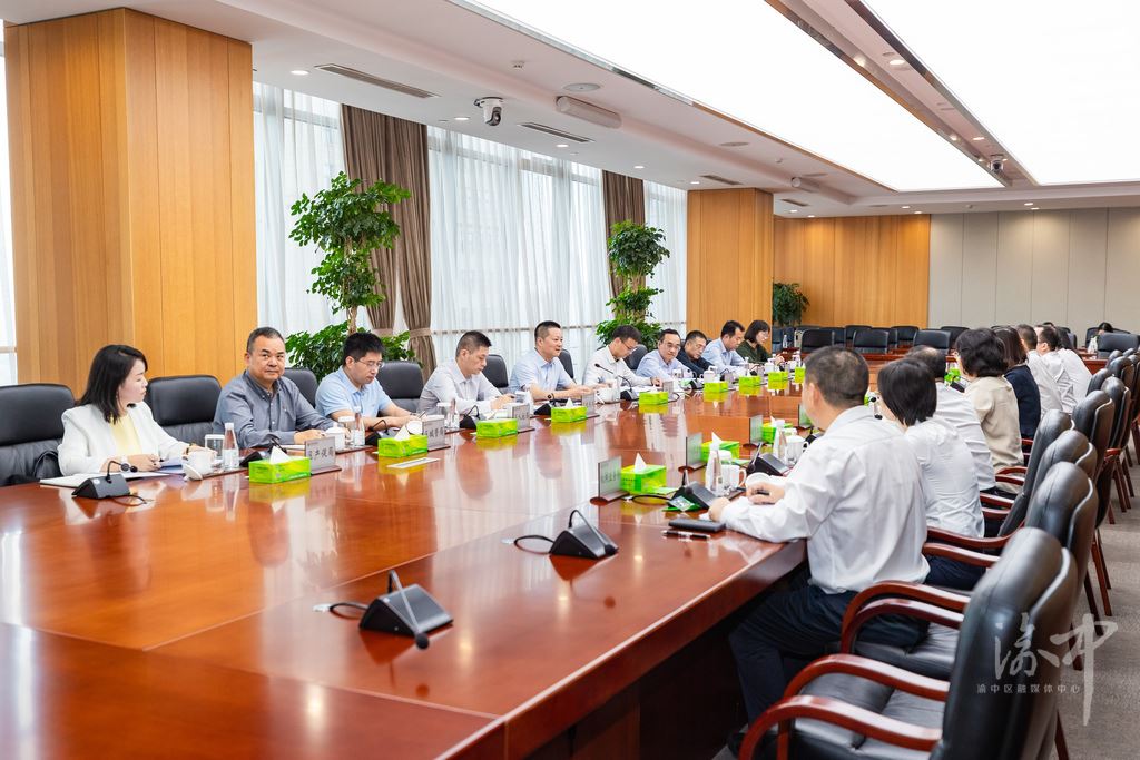 渝中区委副书记、区长谢东走访调研金融机构推动政企合作持续走深走实