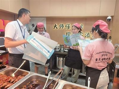 垃圾分类进商铺倡导绿色街区新风尚