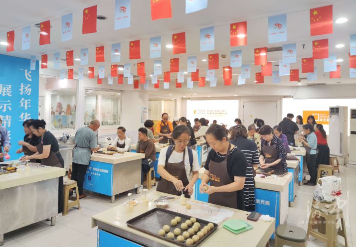 两路口街道：做月饼迎佳节残疾人朋友乐享团圆味