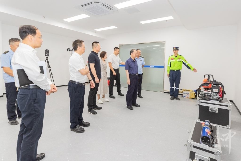 渝中区委书记黄茂军调研区应急救援指挥中心并主持召开专题会深入推进应急管理体系和能力现代化以高水平安全护航高质量发展谢东出席