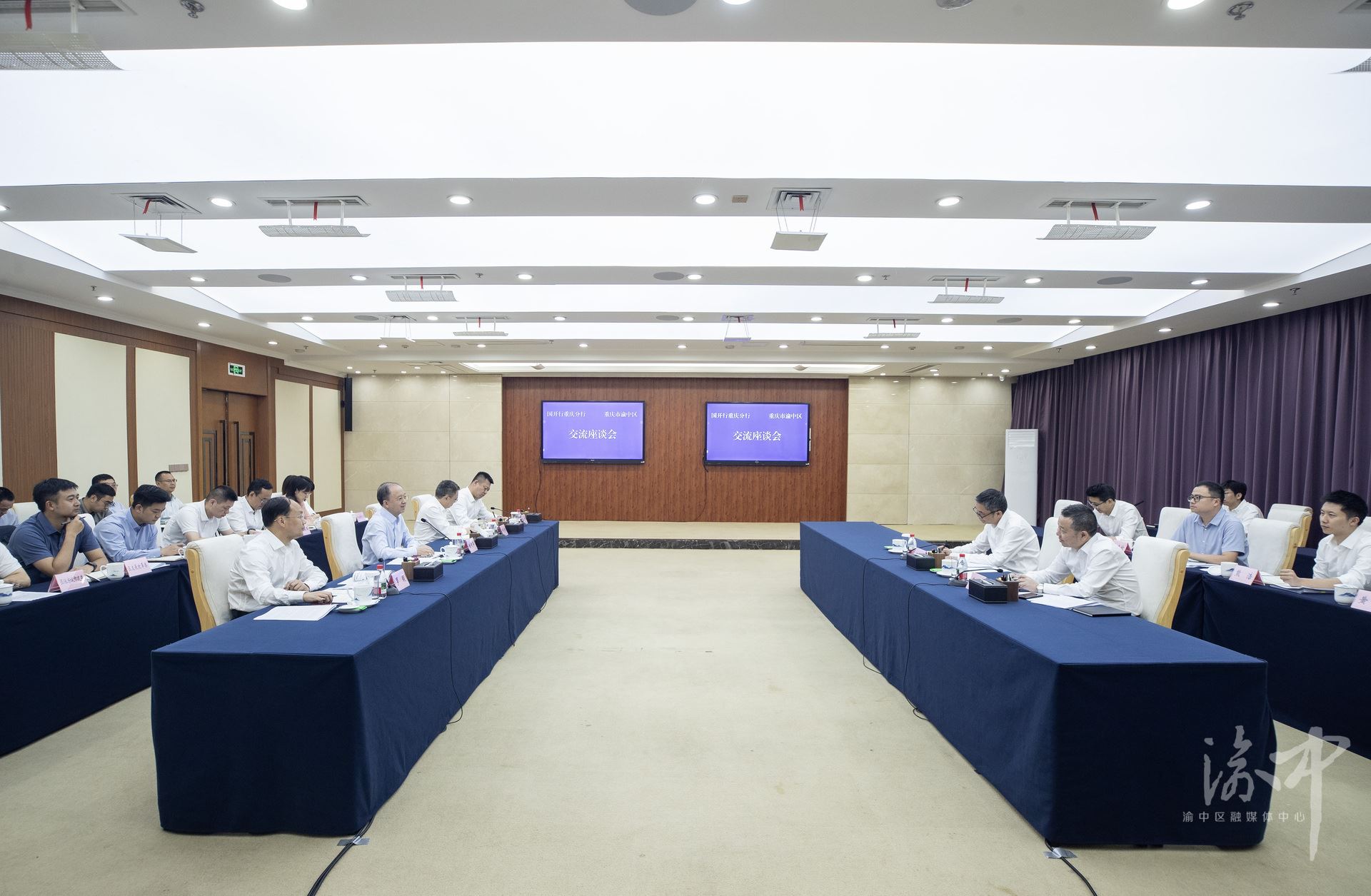 渝中区委书记黄茂军会见国家开发银行重庆市分行党委书记、行长刘喜荣一行