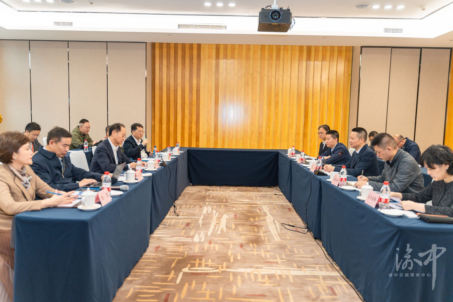 渝中区委副书记、区长谢东会见重庆百货大楼股份有限公司董事长张文中一行