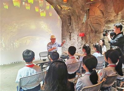 92岁“革命精神”播种者粟远奎 从战地卫生员到“行走的教科书”