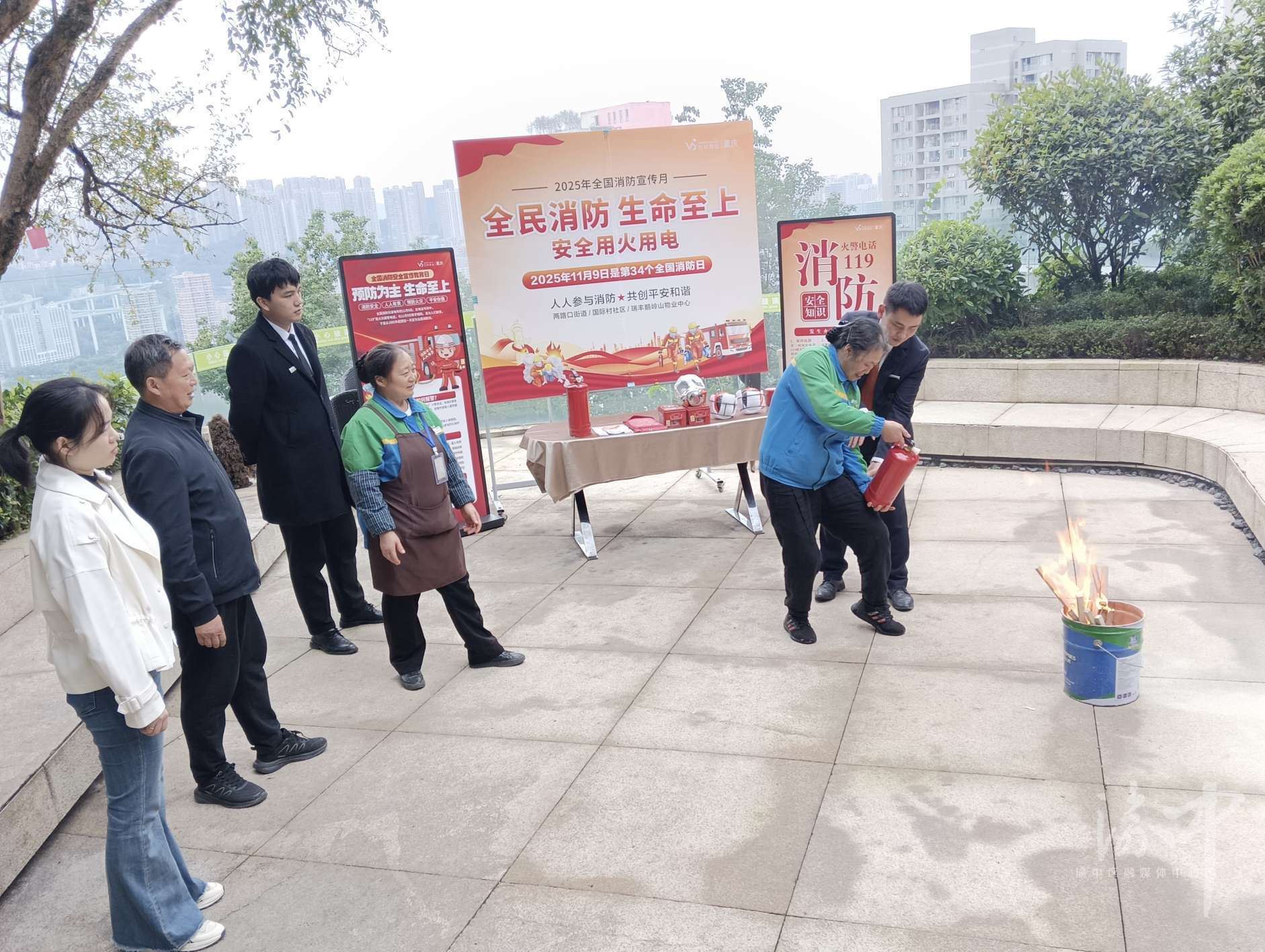 两路口街道:入户排查+现场实操国际村社区把消防安全感送到家