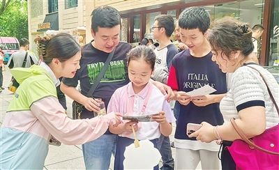 月下菊韵映山城 文明新风润鹅岭 鹅岭公园“礼韵鹅岭·文明有范儿”示范治理空间焕新游园体验