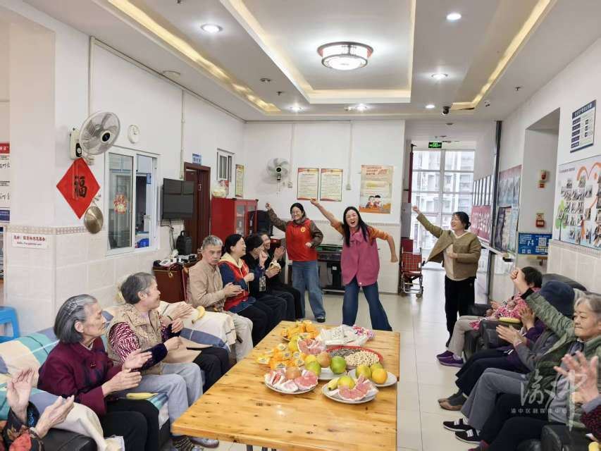 两路口街道：志愿者走进敬老院用陪伴温暖老人心