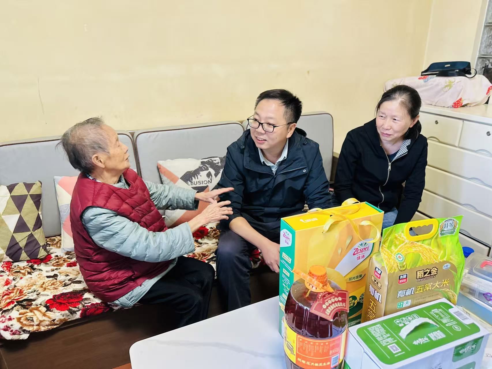 情暖重阳敬老爱老——菜园坝街道开展重阳节走访慰问活动