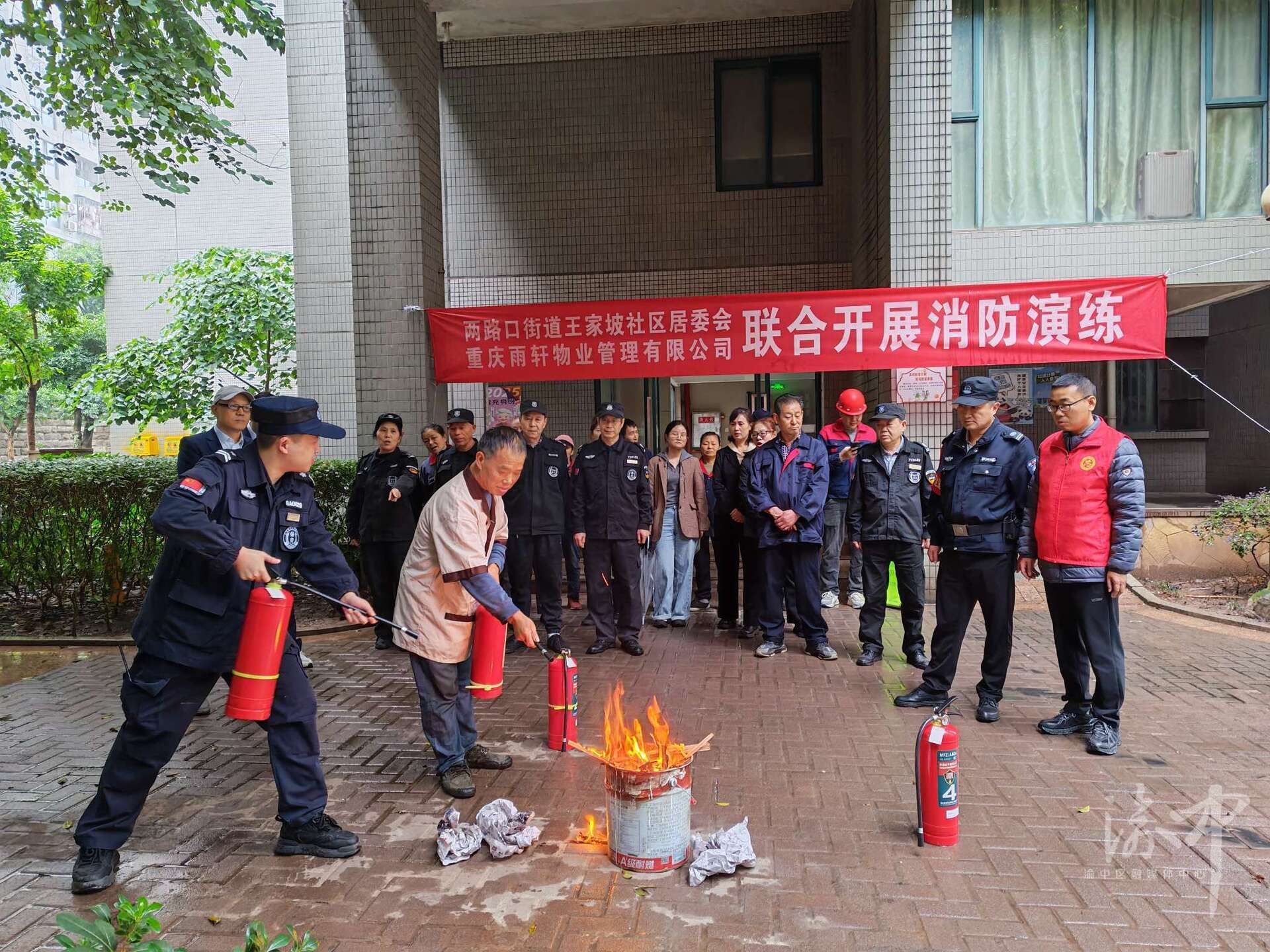 两路口街道:消防演练筑防线居民实操学自救