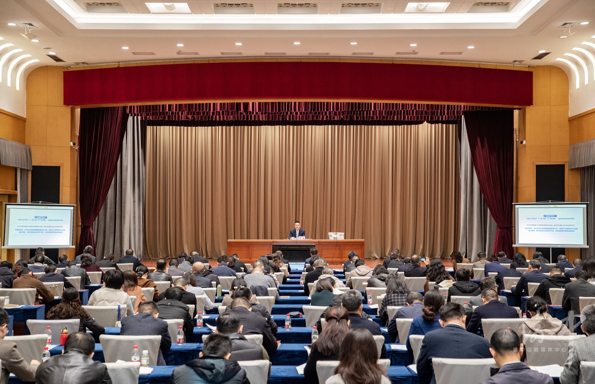 渝中区委副书记、区长谢东为渝中区学习贯彻习近平新时代中国特色社会主义思想和党的二十届四中全会精神专题读书班学员作辅导报告