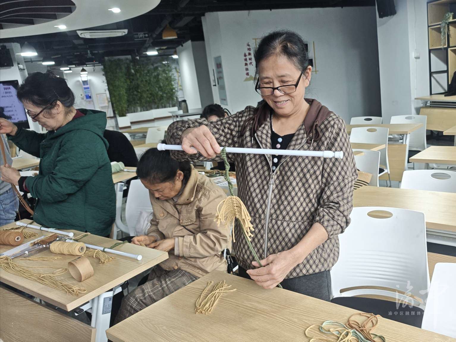 两路口街道：开展手工编织创意活动织就温馨邻里情