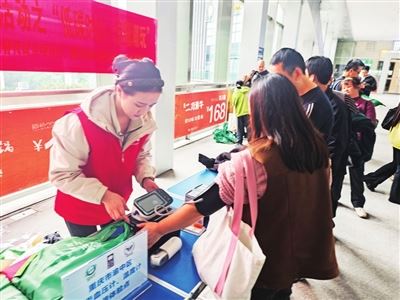 我区举办“美丽渝中行”系列环保主题活动让市民沉浸式学环保