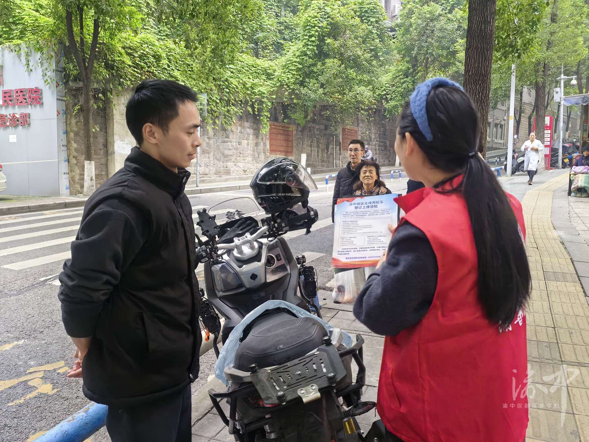 两路口街道:普及交通安全知识营造安全出行环境