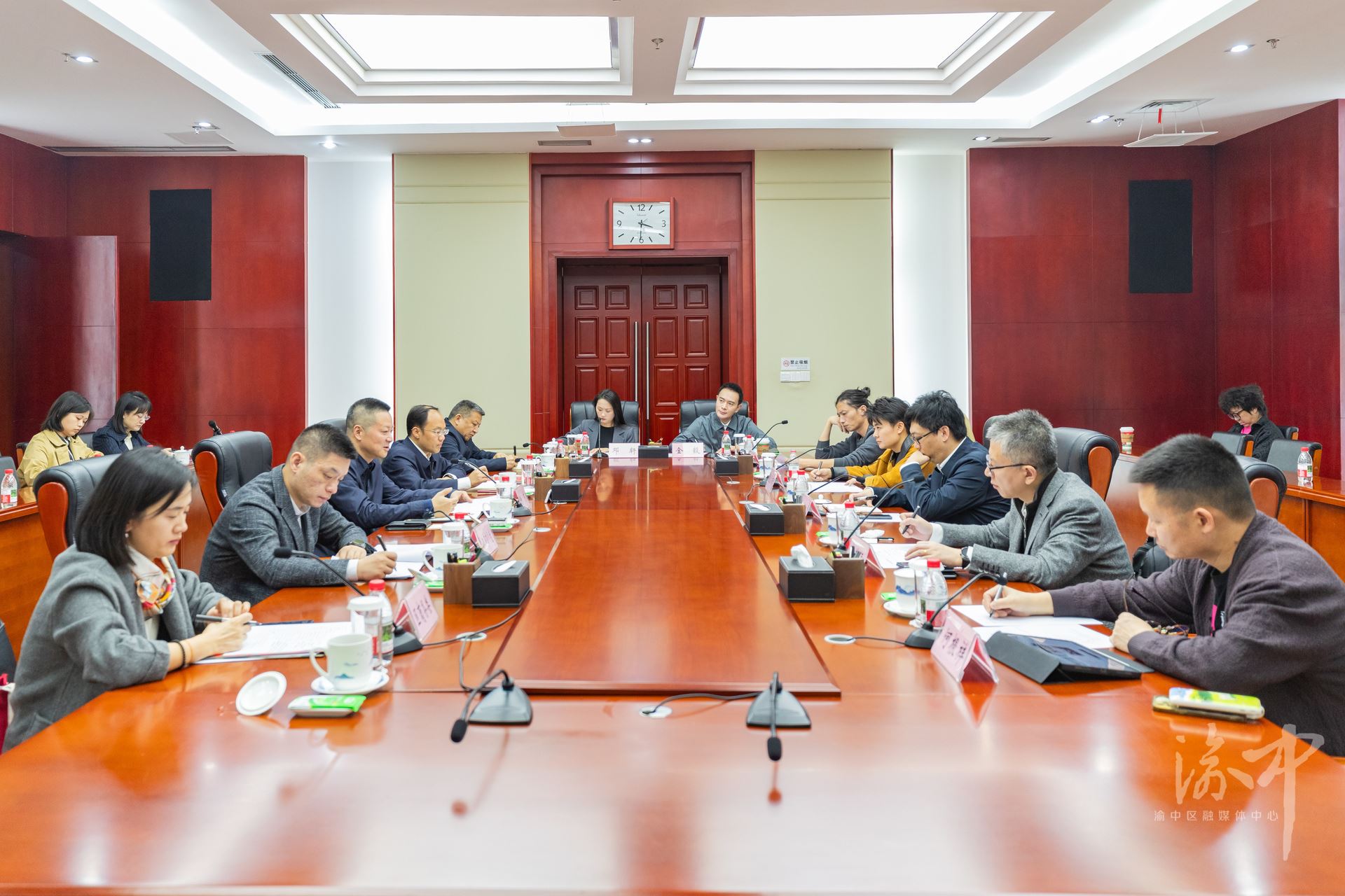 渝中区委副书记、区长谢东会见来渝中出席第二届西南非标商业大会的企业代表