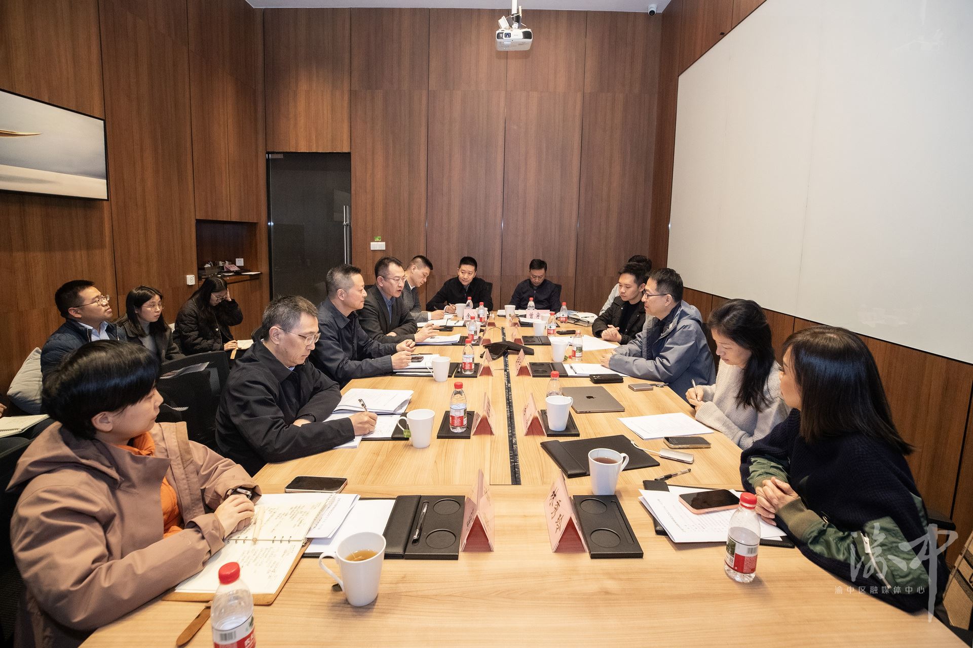 渝中区委副书记、区长谢东会见中国新加坡商会会长王子元一行