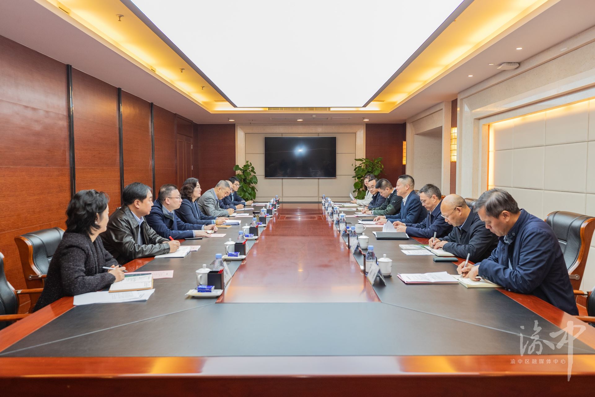 渝中区委副书记、区长谢东与中国农业发展银行重庆市分行党委书记、行长李楠座谈交流