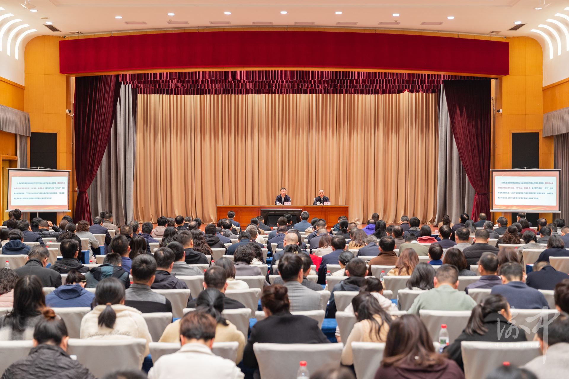 渝中区学习贯彻党的二十届四中全会精神市委宣讲团报告会举行