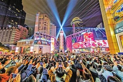 万人相聚解放碑听新年钟声 元旦渝中文旅消费活力十足