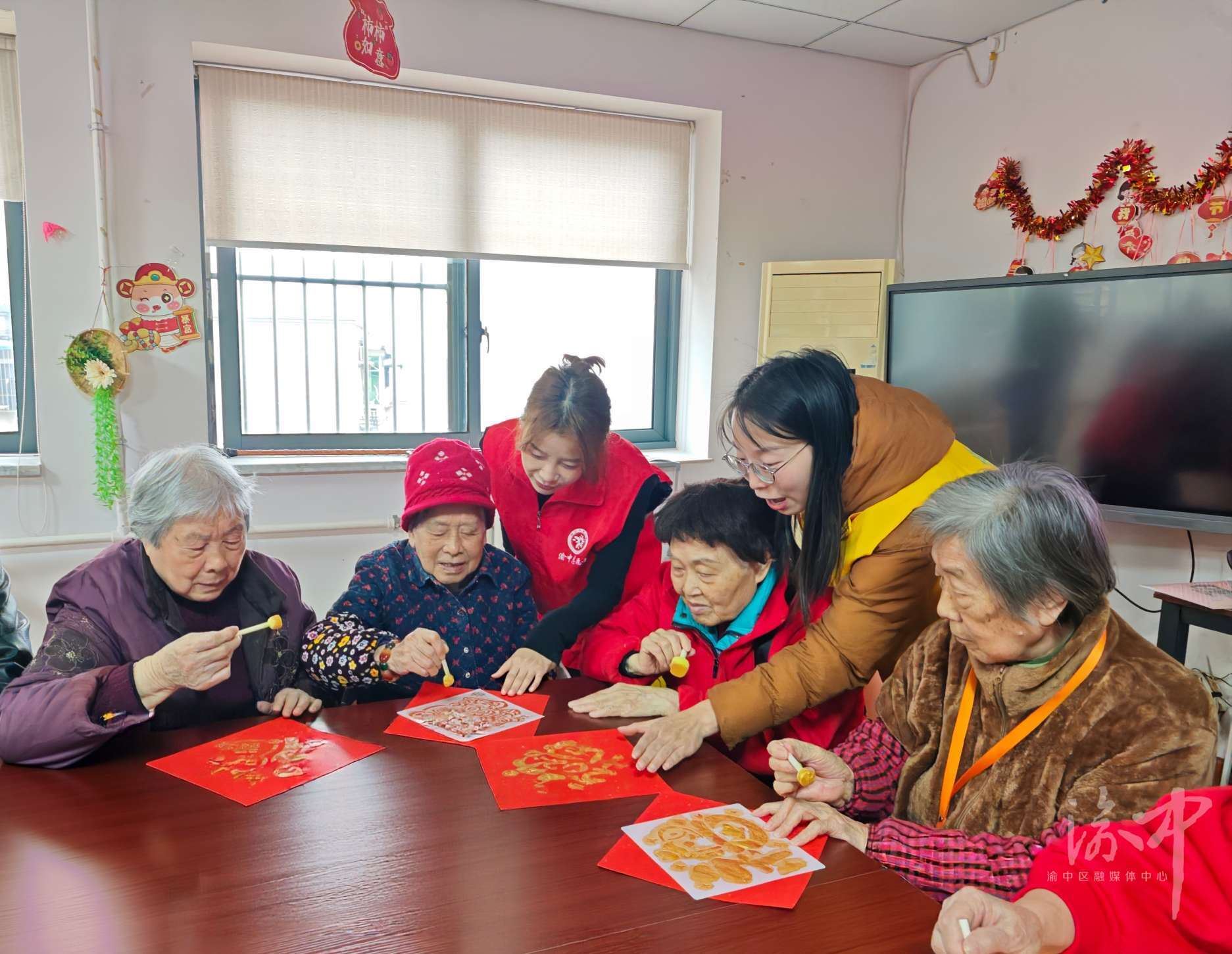 两路口街道：拓福印吉祥老人笑开颜