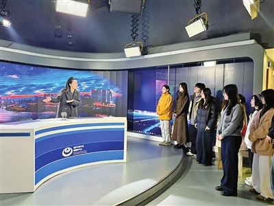 校媒协同赋能实践 重庆工商大学研究生来区融媒体中心实践锻炼