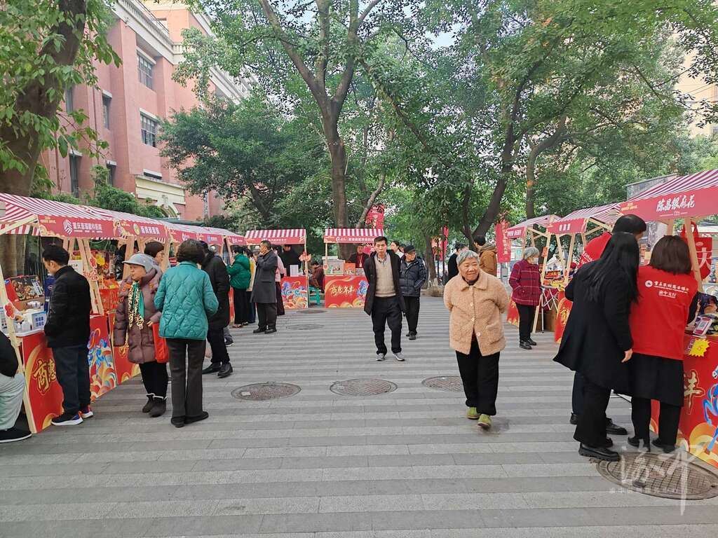 两路口街道：把“年味”和“实惠”带回家！渝中区2026邻里商惠节·新春大集火热开市