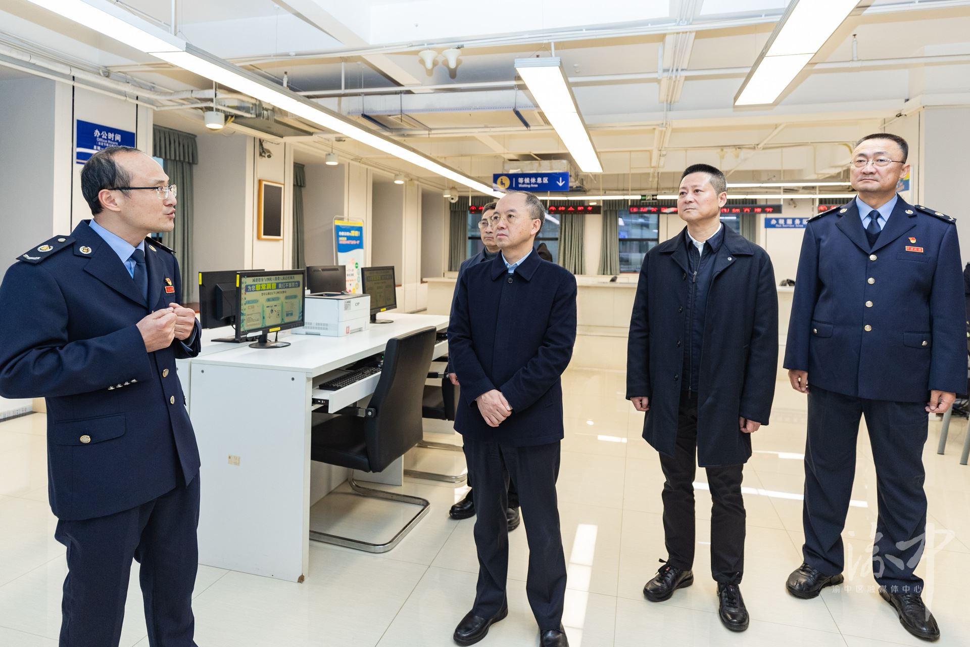 渝中区领导黄茂军谢东调研全区财税工作并看望财税系统干部职工