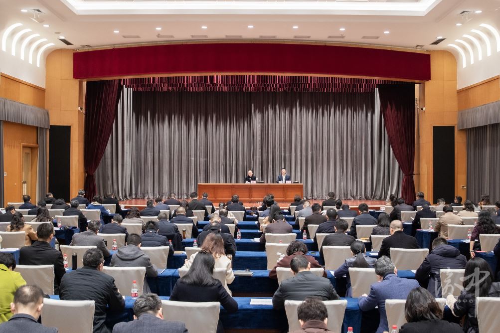 渝中区委常委会举行扩大会议区委书记黄茂军主持并讲话